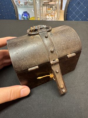 A French wrought iron casket with its original key — 照片 1