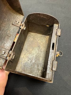 A French wrought iron casket with its original key — 照片 12