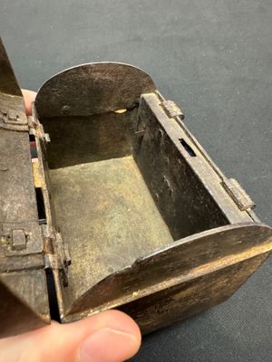 A French wrought iron casket with its original key — 照片 13