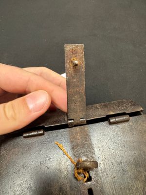 A French wrought iron casket with its original key — 照片 3