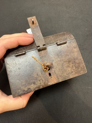 A French wrought iron casket with its original key — 照片 4