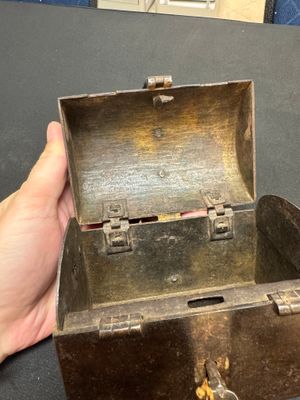 A French wrought iron casket with its original key — 照片 10