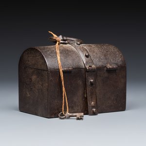A French wrought iron casket with its original key — 照片 1
