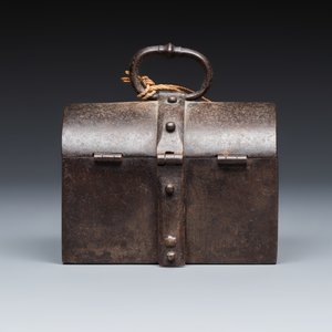 A French wrought iron casket with its original key — 照片 2