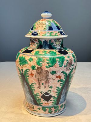 A French wucai-style 'Flying Horses' vase and cover, Samson, Paris, 19th C. — foto 2