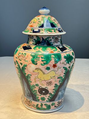 A French wucai-style 'Flying Horses' vase and cover, Samson, Paris, 19th C. — foto 3
