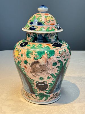 A French wucai-style 'Flying Horses' vase and cover, Samson, Paris, 19th C. — foto 4
