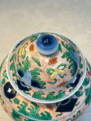 A French wucai-style 'Flying Horses' vase and cover, Samson, Paris, 19th C. — foto 5