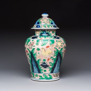 A French wucai-style 'Flying Horses' vase and cover, Samson, Paris, 19th C. — foto 1