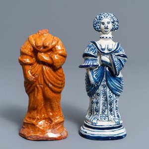 A Frisian Delftware blue and white model of a lady and an earthenware fragment, Harlingen, ca. 1775 — photo 2