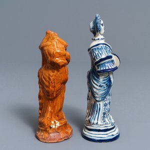 A Frisian Delftware blue and white model of a lady and an earthenware fragment, Harlingen, ca. 1775 — photo 3