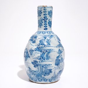 A gadrooned blue and white chinoiserie jug, Delft or Frankfurt, 17th C. — photo 3
