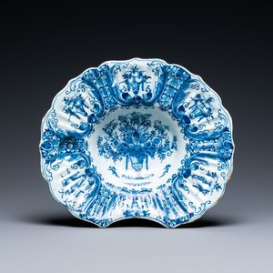 A gadrooned Dutch Delft blue and white shaving bowl, 18th C. — photo 1