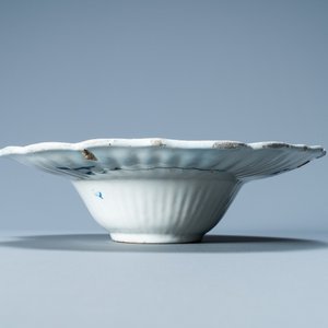 A gadrooned Dutch Delft blue and white shaving bowl, 18th C. — 照片 6