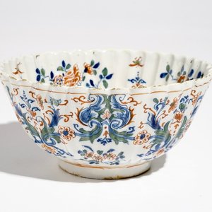 A gadrooned Dutch Delft cashmire palette bowl, ca. 1700 — 照片 1