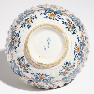 A gadrooned Dutch Delft cashmire palette bowl, ca. 1700 — 照片 7