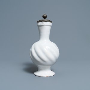 A gadrooned white Dutch Delftware jug with pewter cover, 17th C. — photo 5