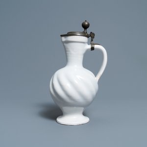 A gadrooned white Dutch Delftware jug with pewter cover, 17th C. — 照片 2