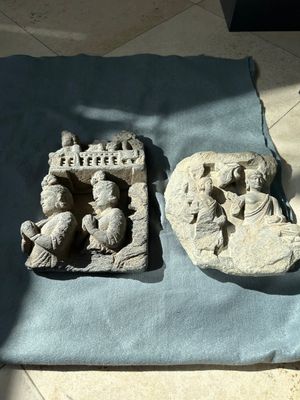 A Gandhara grey schist fragment of a seated Buddha with his disciple and a fragment with five figures, 1st/3rd C. — foto 1