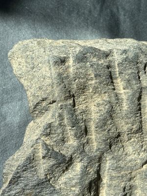 A Gandhara grey schist fragment of a seated Buddha with his disciple and a fragment with five figures, 1st/3rd C. — foto 11