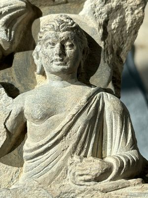 A Gandhara grey schist fragment of a seated Buddha with his disciple and a fragment with five figures, 1st/3rd C. — foto 15