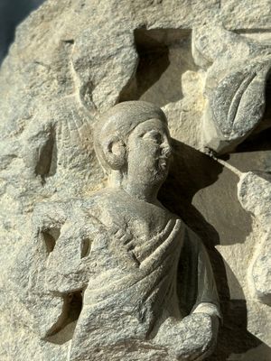 A Gandhara grey schist fragment of a seated Buddha with his disciple and a fragment with five figures, 1st/3rd C. — foto 16