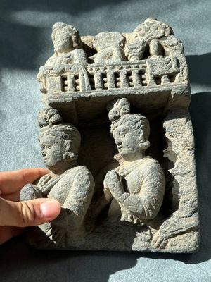 A Gandhara grey schist fragment of a seated Buddha with his disciple and a fragment with five figures, 1st/3rd C. — foto 17