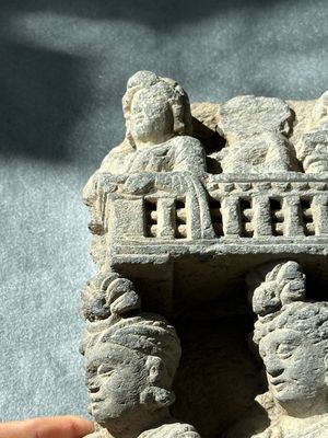 A Gandhara grey schist fragment of a seated Buddha with his disciple and a fragment with five figures, 1st/3rd C. — foto 19