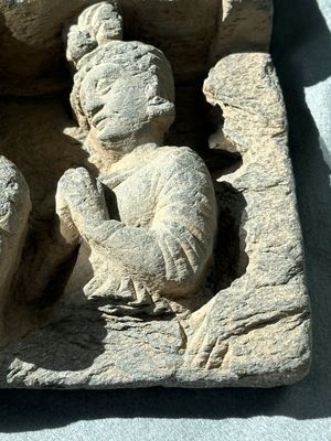 A Gandhara grey schist fragment of a seated Buddha with his disciple and a fragment with five figures, 1st/3rd C. — foto 20