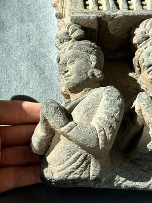 A Gandhara grey schist fragment of a seated Buddha with his disciple and a fragment with five figures, 1st/3rd C. — foto 21