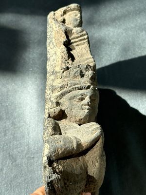 A Gandhara grey schist fragment of a seated Buddha with his disciple and a fragment with five figures, 1st/3rd C. — foto 22