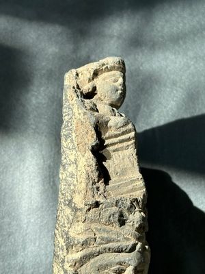 A Gandhara grey schist fragment of a seated Buddha with his disciple and a fragment with five figures, 1st/3rd C. — foto 23