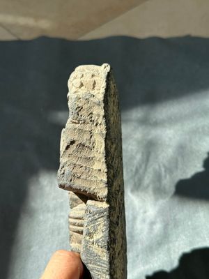 A Gandhara grey schist fragment of a seated Buddha with his disciple and a fragment with five figures, 1st/3rd C. — foto 25