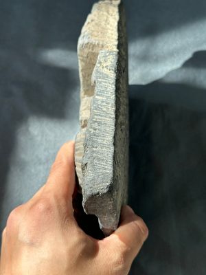A Gandhara grey schist fragment of a seated Buddha with his disciple and a fragment with five figures, 1st/3rd C. — foto 26