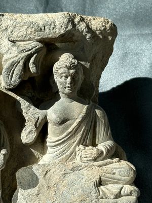 A Gandhara grey schist fragment of a seated Buddha with his disciple and a fragment with five figures, 1st/3rd C. — foto 3