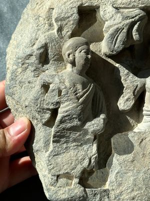 A Gandhara grey schist fragment of a seated Buddha with his disciple and a fragment with five figures, 1st/3rd C. — foto 4