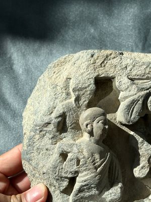 A Gandhara grey schist fragment of a seated Buddha with his disciple and a fragment with five figures, 1st/3rd C. — foto 5