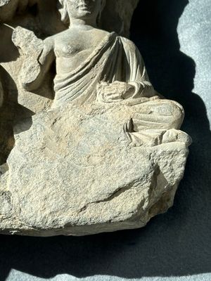 A Gandhara grey schist fragment of a seated Buddha with his disciple and a fragment with five figures, 1st/3rd C. — foto 6