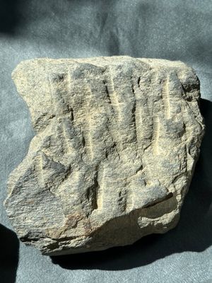A Gandhara grey schist fragment of a seated Buddha with his disciple and a fragment with five figures, 1st/3rd C. — foto 8