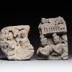 A Gandhara grey schist fragment of a seated Buddha with his disciple and a fragment with five figures, 1st/3rd C. — foto 1