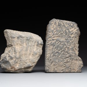 A Gandhara grey schist fragment of a seated Buddha with his disciple and a fragment with five figures, 1st/3rd C. — foto 2