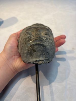 A Gandhara grey schist relief fragment of a Bodhisattva head, 3rd/4th C. — foto 1