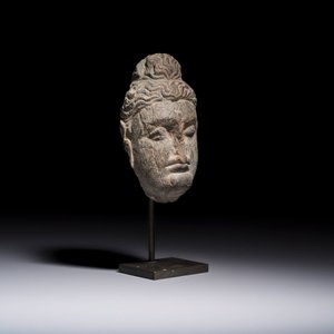 A Gandhara grey schist relief fragment of a Bodhisattva head, 3rd/4th C. — foto 1