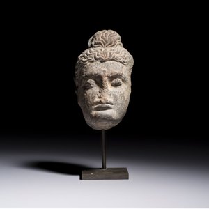 A Gandhara grey schist relief fragment of a Bodhisattva head, 3rd/4th C. — foto 2