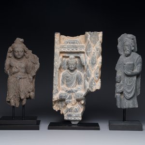 A Gandhara grey schist sculpture of the Bodhisattva Maitreya, a fragment of a seated Buddha and a sculpture of a master with a child, 1/5th C. — 照片 1