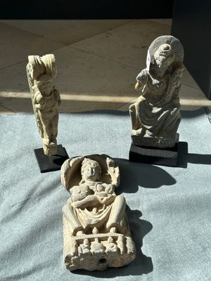A Gandhara grey schist sculpture of the Bodhisattva Maitreya, a sculpture of a master with a child and a fragment of a divinity, 1/5th C. — foto 1