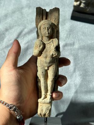 A Gandhara grey schist sculpture of the Bodhisattva Maitreya, a sculpture of a master with a child and a fragment of a divinity, 1/5th C. — foto 17