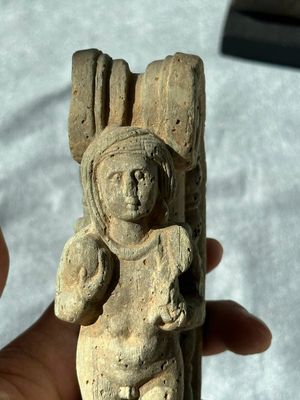 A Gandhara grey schist sculpture of the Bodhisattva Maitreya, a sculpture of a master with a child and a fragment of a divinity, 1/5th C. — foto 18