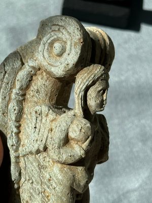 A Gandhara grey schist sculpture of the Bodhisattva Maitreya, a sculpture of a master with a child and a fragment of a divinity, 1/5th C. — foto 19