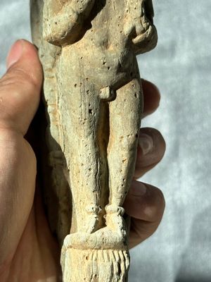 A Gandhara grey schist sculpture of the Bodhisattva Maitreya, a sculpture of a master with a child and a fragment of a divinity, 1/5th C. — foto 20